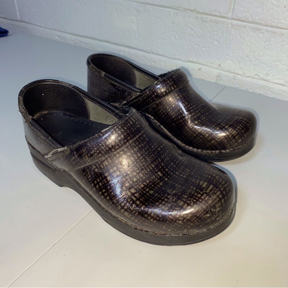 Dansko Clogs 37 Crisscross Black and Gold Plaid Metallic Sparkle Worn Restaurant